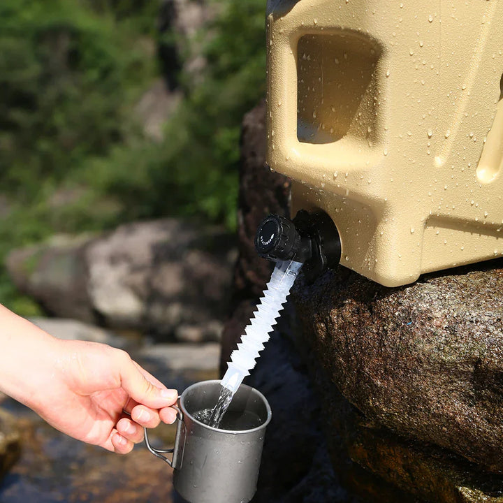 Beige Wassertank mit Hahn, Wasser fließt in Metallbecher, Outdoor, Camping, Trinkwasserbehälter.