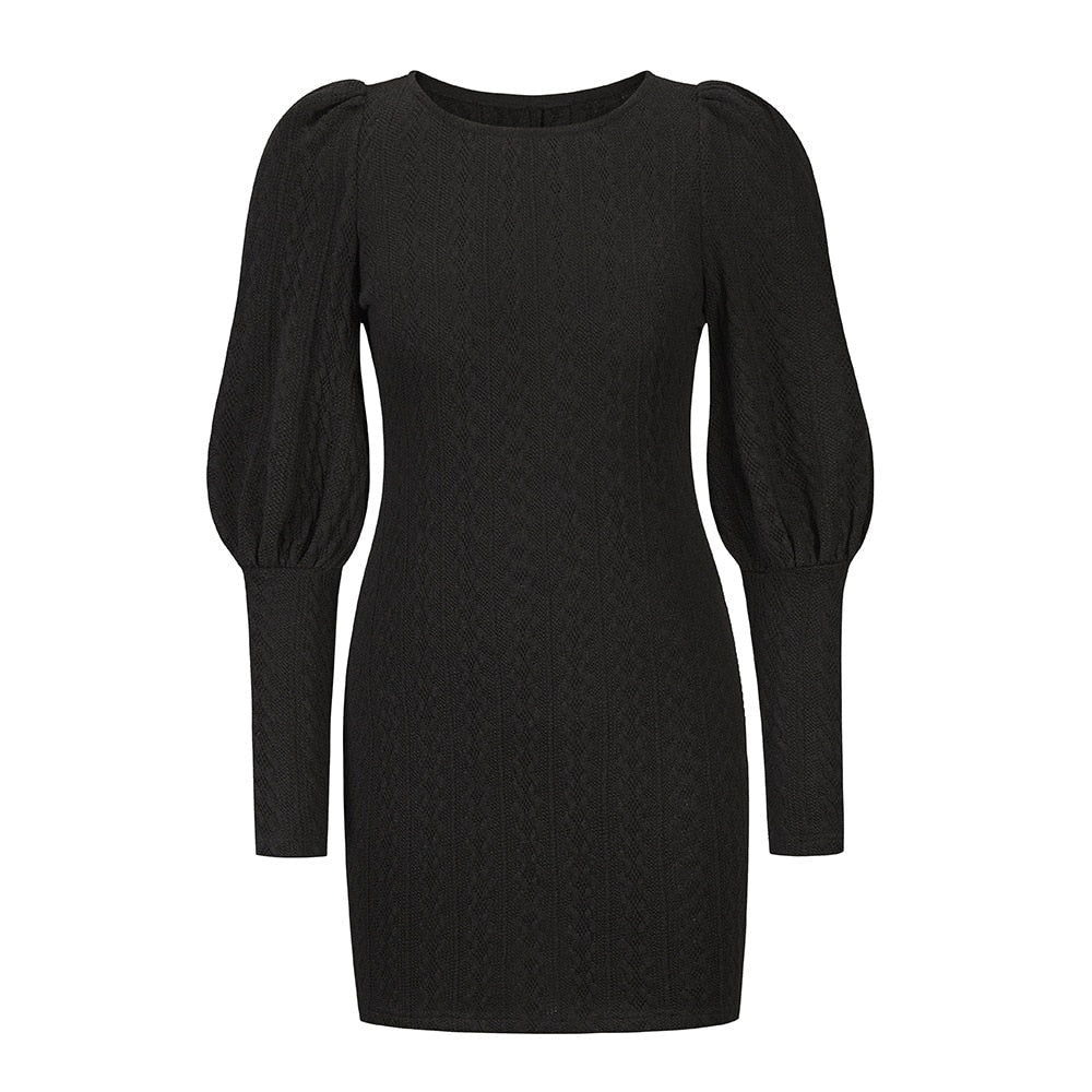 Schwarzes Strickkleid mit Puffärmeln, Damenmode, elegantes Design, Herbst-Winter-Kollektion.