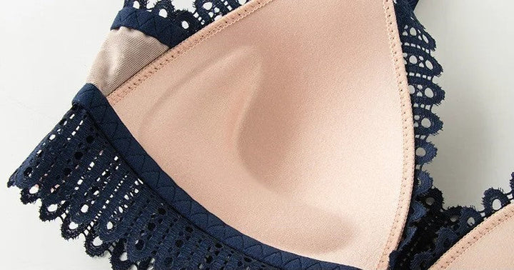 Spitzen-BH in Beige und Dunkelblau, elegante Damenunterwäsche, modisches Design.