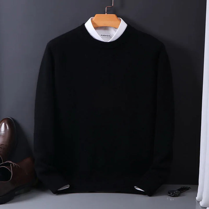 Schwarzer Herrenpullover aus Wolle, klassisches Design, eleganter Look, Herbstmode.