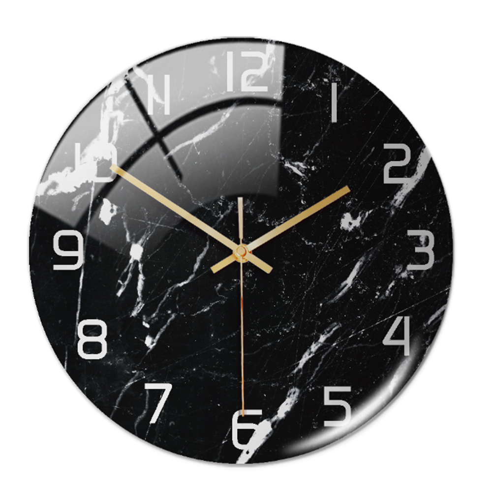Schwarze Marmor-Wanduhr mit goldenen Zeigern und weißen Ziffern, modernes Design.