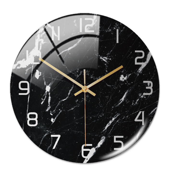 Schwarze Marmor-Wanduhr mit goldenen Zeigern und weißen Ziffern, modernes Design.