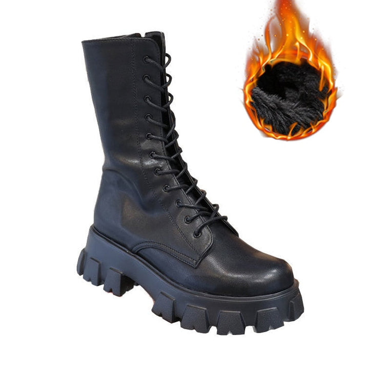Schwarzer Lederstiefel mit dicker Sohle, Schnürung, Flammenmotiv, modisch, robust.