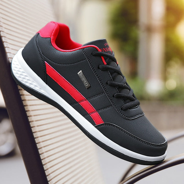Schwarzer Sneaker mit rotem Streifen, Herren, Leder, modisch, bequem, sportlich.