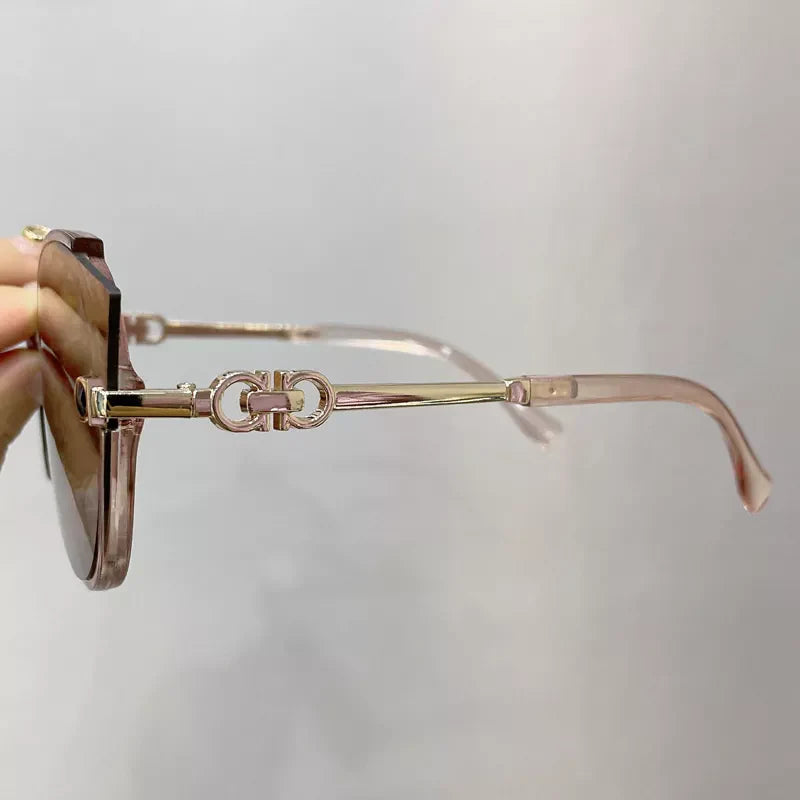 Damen Sonnenbrille, rechteckig, rosa Rahmen, goldene Bügel, modisches Accessoire.