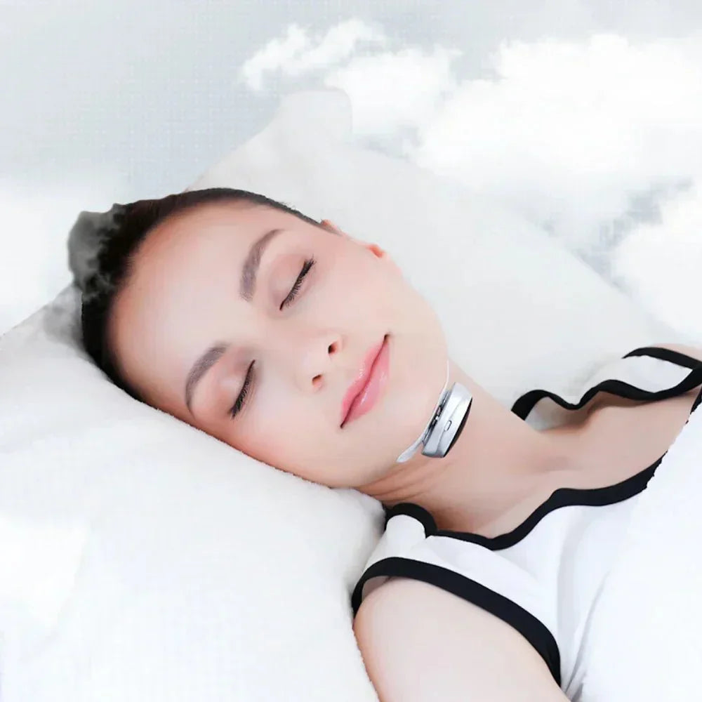 Frau schläft mit Nackenmassagegerät, weiß, ergonomisch, Entspannung, Wellness, Schlafhilfe.