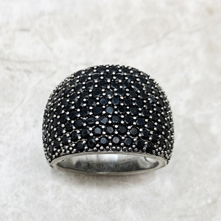 Silberring mit schwarzen Zirkonia-Steinen, elegantes Schmuckdesign, Damenring, glänzend.