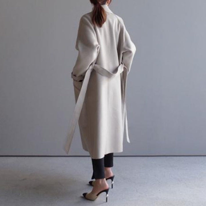 Damenmantel beige, lang, Gürtel, elegantes Design, Herbstmode, minimalistisch, Rückansicht