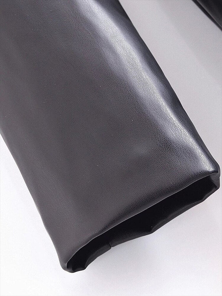 Schwarze Lederhose, glänzend, modisch, hochwertig, Detailansicht, stilvoll, elegant.