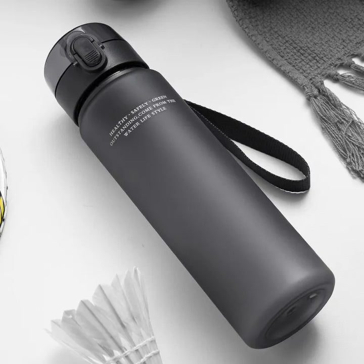 Graue Edelstahl-Wasserflasche mit Deckel und Trageschlaufe, isoliert, 500ml, modern.