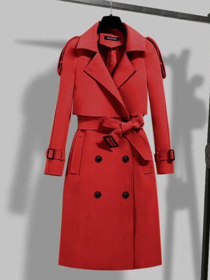 Roter Damen-Trenchcoat, doppelte Knopfleiste, Gürtel, klassischer Stil, Herbstmode.
