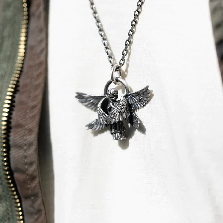 Silberner Engelsanhänger an Kette, detailreich, modisches Accessoire, Unisex-Schmuck.