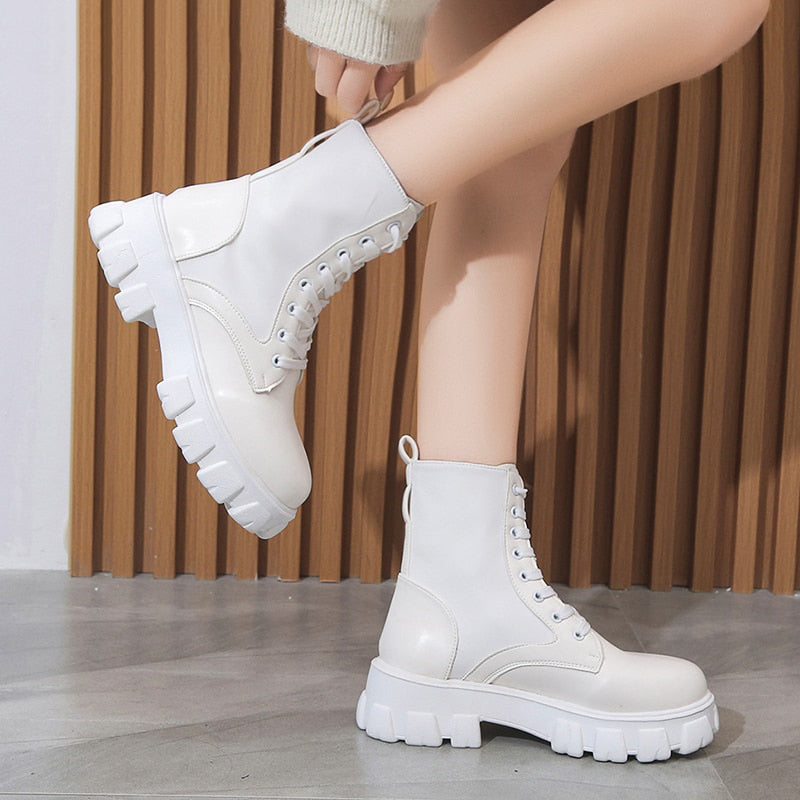 Weiße Damen-Schnürstiefel, klobige Sohle, modisch, Leder, Herbst-Winter, trendig.