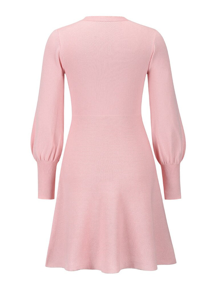 Rosa Strickkleid mit langen Ärmeln, elegantes Design, Damenmode, Herbstkleidung.