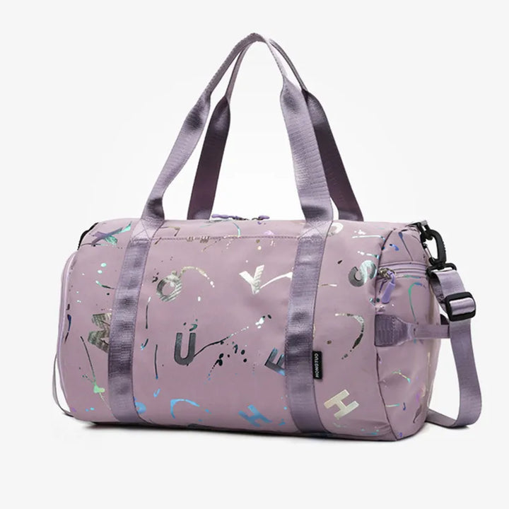 Lila Sporttasche mit Buchstabenmuster, verstellbarem Schultergurt, Reißverschluss, Unisex.