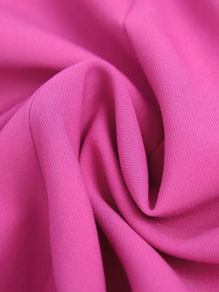 Rosa Baumwollstoff, weicher Textilstoff, ideal für Bekleidung und Nähprojekte.