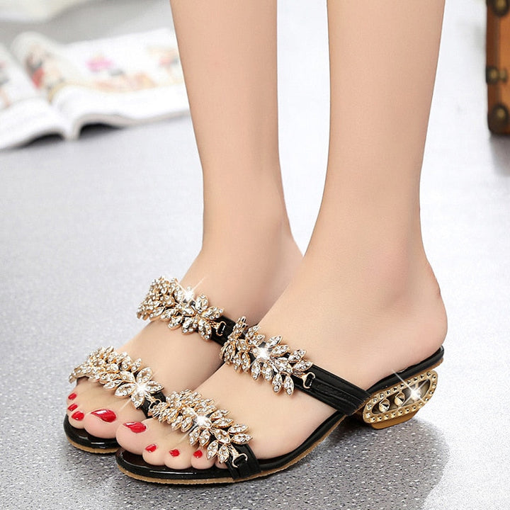 Elegante schwarze Sandalen mit Strasssteinen, Damenmode, Sommerschuhe, flacher Absatz.
