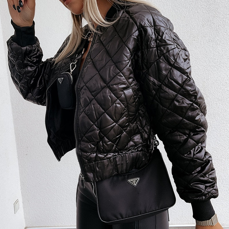Frau in schwarzer, gesteppter Lederjacke mit Prada-Tasche, modisch, elegant, Streetwear.