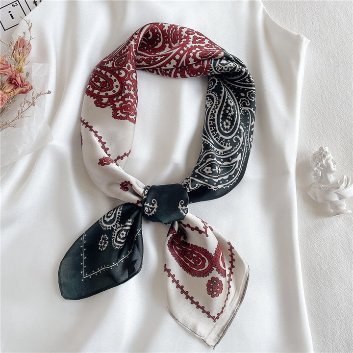 Seidenschal mit Paisley-Muster in Rot und Schwarz auf weißem Hintergrund, modisches Accessoire.