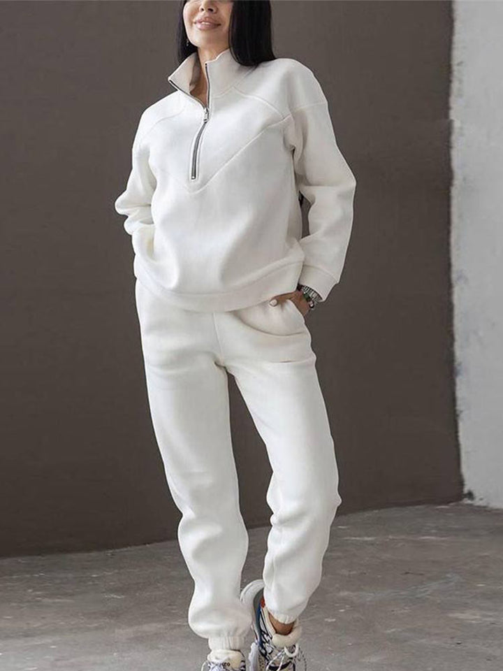 Frau in weißem Jogginganzug, Reißverschluss, bequem, Freizeitmode, Sportbekleidung, Damenmode.
