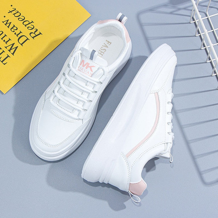 Weiße Damen-Sneaker, Kunstleder, rosa Akzente, lässig, modisch, bequem, flache Sohle.