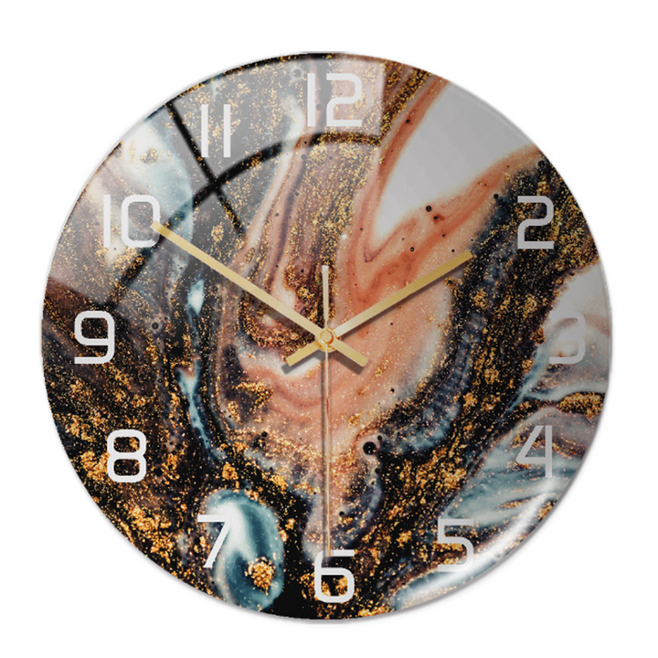 Runde Wanduhr mit Marmor-Design, goldenen Zeigern und Ziffern, moderne Wohnkultur.