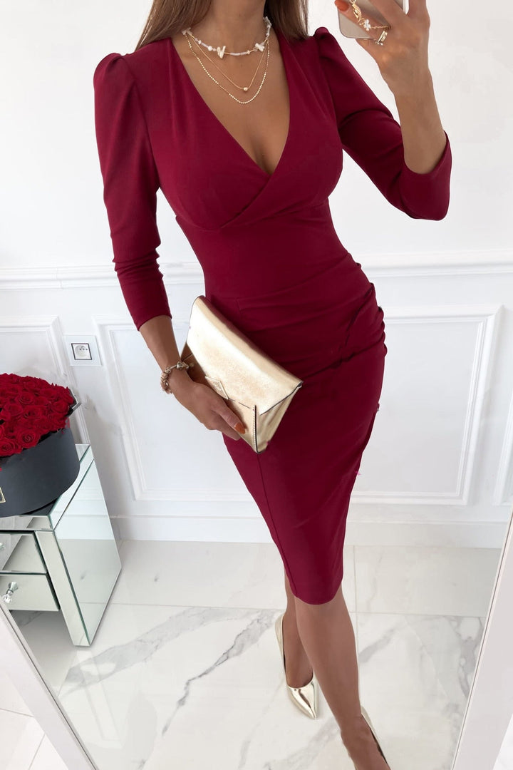 Frau in elegantem, rotem Kleid mit V-Ausschnitt, goldener Clutch, Spiegel-Selfie, Abendmode.