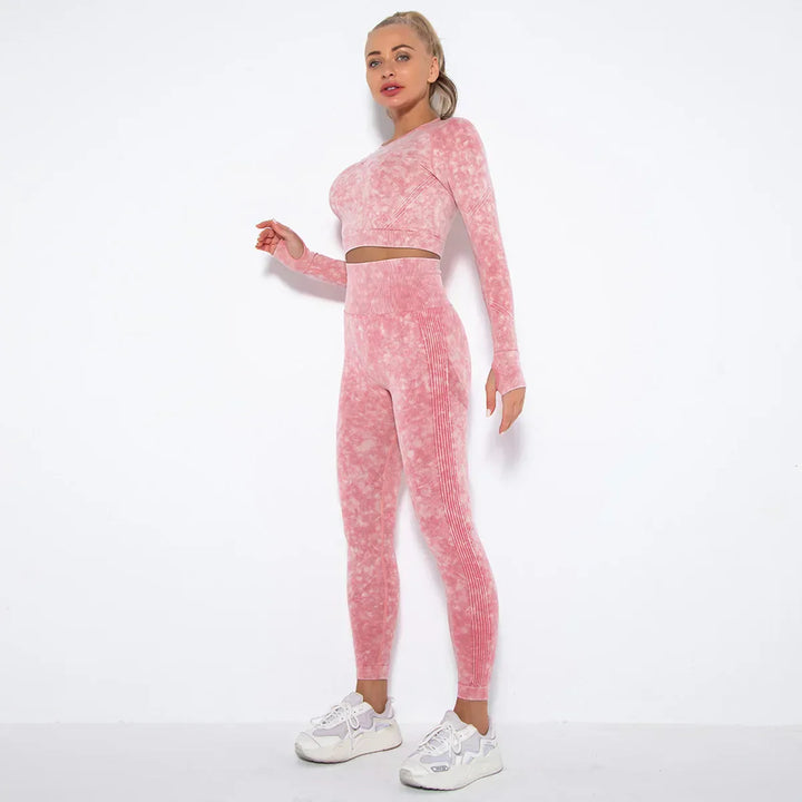 Frau in rosa nahtlosem Sport-Set, Langarm-Top und Leggings, ideal für Fitness und Yoga.