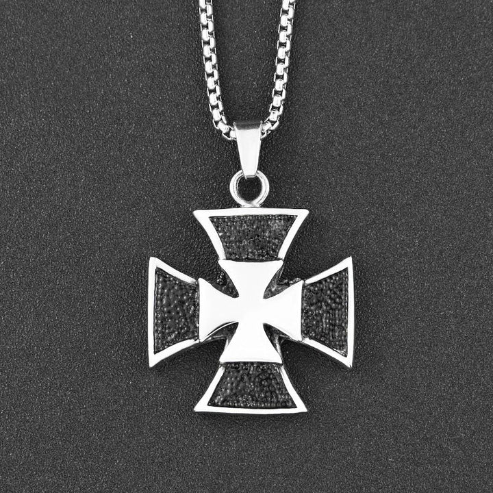 Silberne Kreuzkette mit schwarzem Hintergrund, Edelstahl, Herren-Schmuck, modisches Accessoire.
