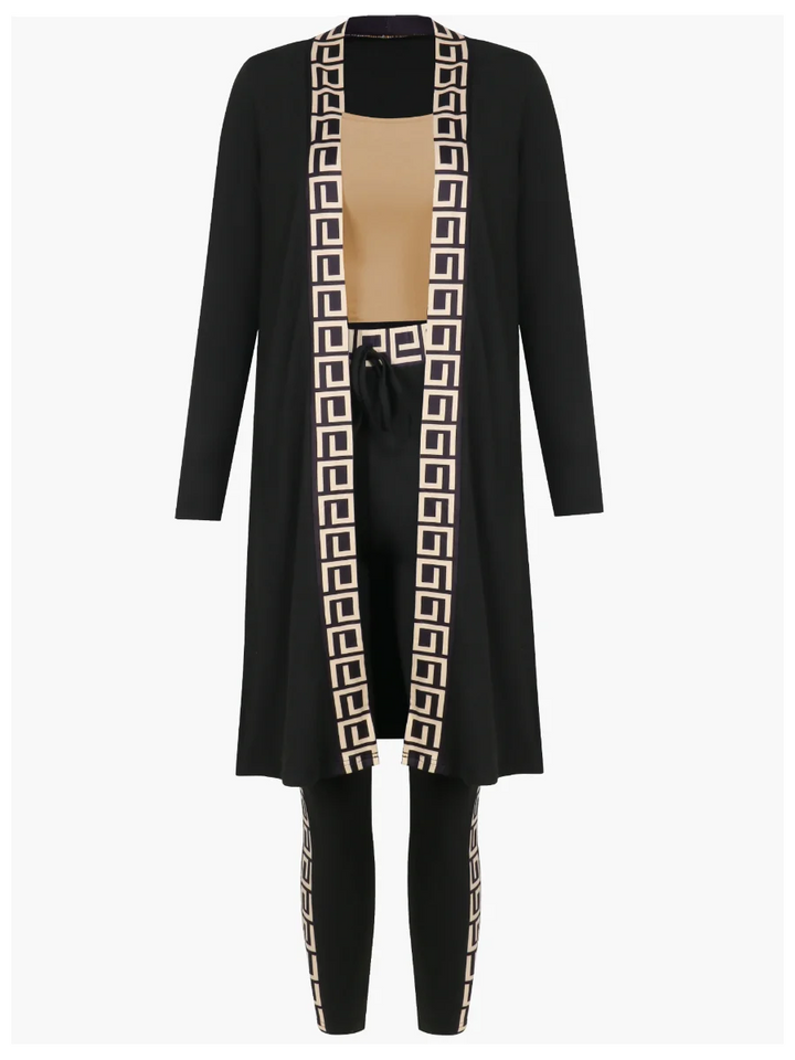 Schwarzer Damen-Cardigan mit geometrischem Muster, beige Top, schwarze Hose, modisch, elegant.