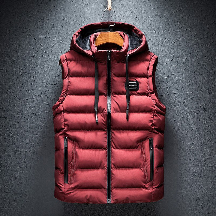 Rote Daunenweste mit Kapuze, Reißverschluss, Taschen, Herrenmode, Winterbekleidung.