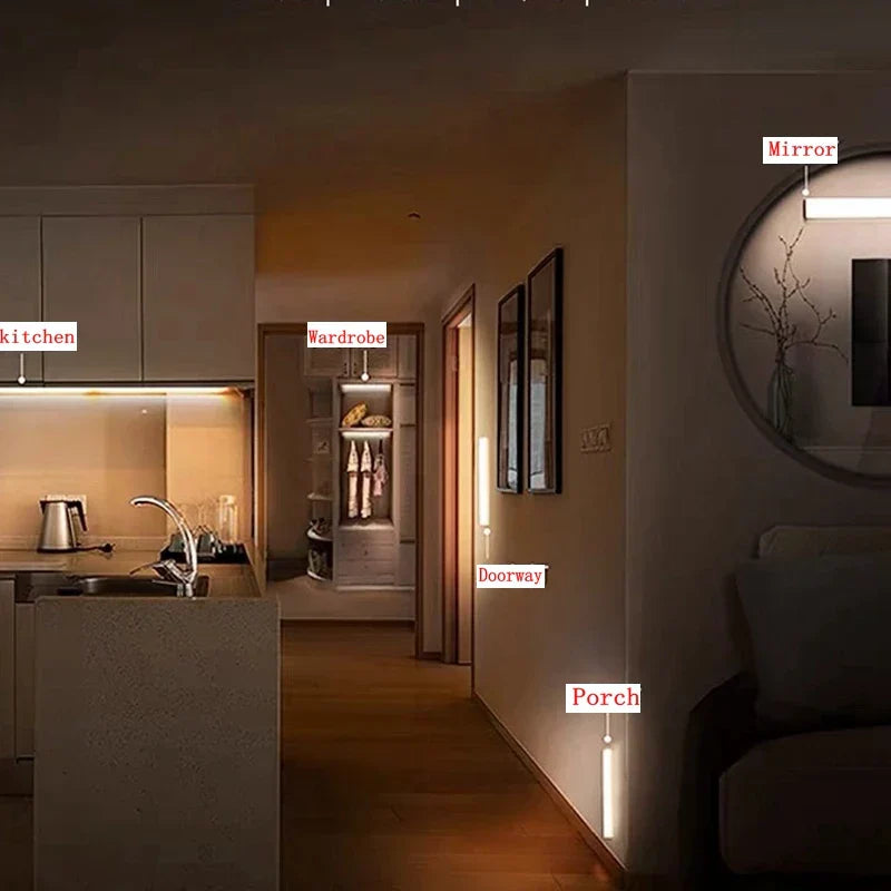 Moderne Innenbeleuchtung, LED-Leisten in Küche, Flur und Spiegel, warmweißes Licht.