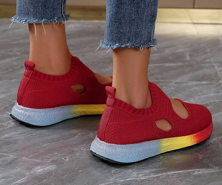 Rote Damen-Sneaker mit Cut-Outs, leuchtende Sohle, Strickmaterial, Freizeitmode, Jeans.