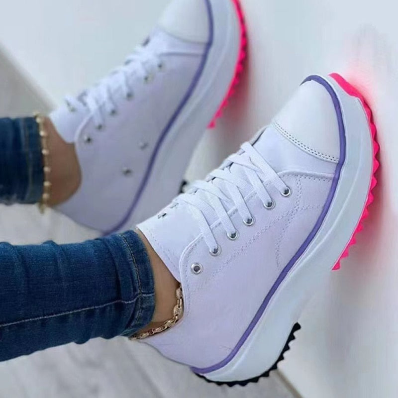 Weiße Plateau-Sneaker mit pinker Sohle, Damenmode, Freizeitschuhe, trendige Turnschuhe.