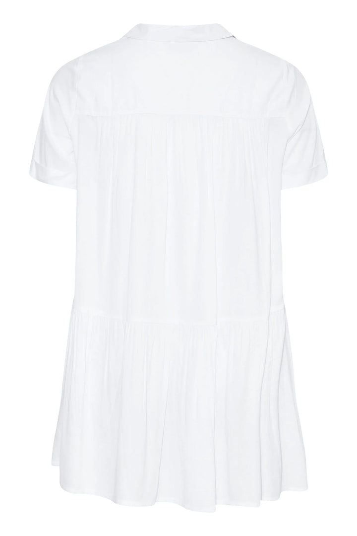 Weiße Damenbluse, kurzärmelig, aus leichtem Stoff, ideal für Sommermode.