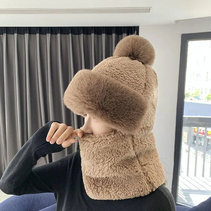 Flauschige, beige Wintermütze mit Bommel und Schal, Damenmode, warm, stilvoll, gemütlich.