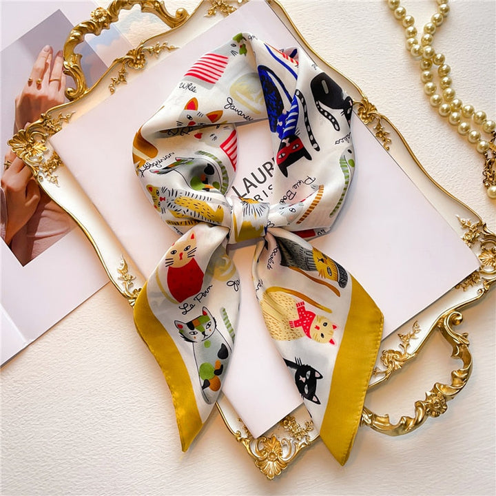 Seidenschal mit Katzenmotiv, bunt bedruckt, dekorativ, modisch, Damenaccessoire, elegant.
