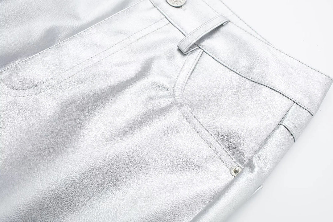 Silberne Lederhose, Nahaufnahme, modisch, glänzend, hochwertig, Detailansicht, Taschen, Damenmode.