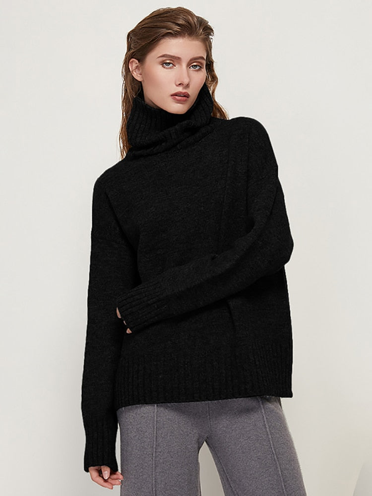 Frau in schwarzem Rollkragenpullover aus Wolle, modisch, elegant, Herbstmode.