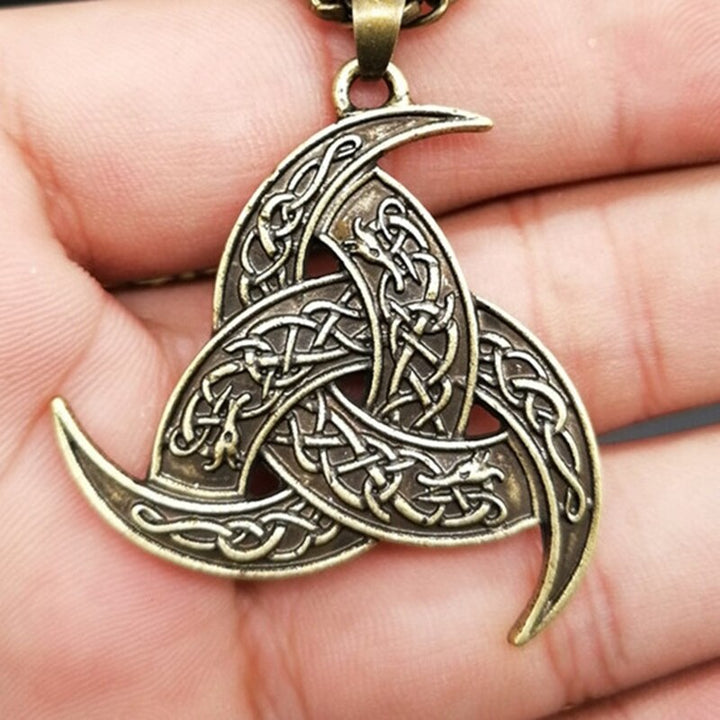 Keltischer Anhänger, bronzefarben, mit Knotenmuster, auf Handfläche, Schmuck, Wikinger-Stil.