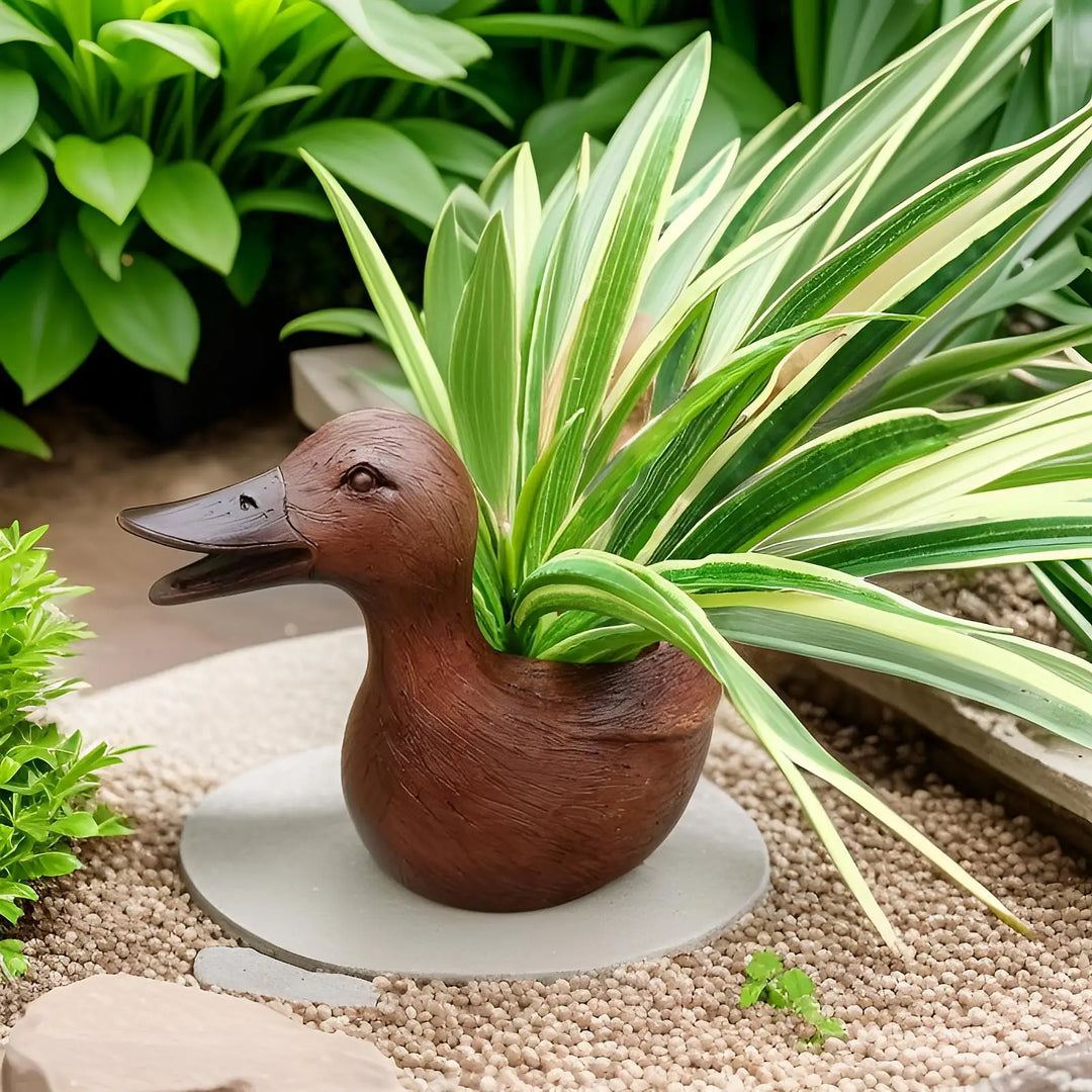 Entenförmiger Blumentopf aus Keramik mit grüner Pflanze, Gartendekoration, modern, stilvoll.