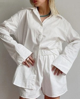 Frau in weißem Oversize-Hemd und Shorts, lässiger Sommerlook, Mode für Damen.