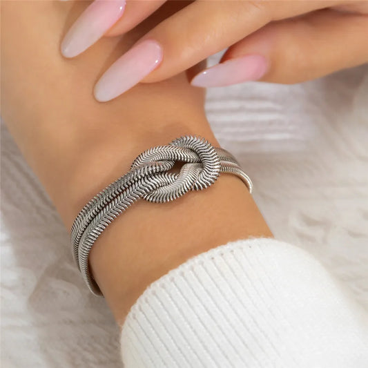 Silbernes Armband mit Knoten-Design, eleganter Schmuck, Damenarmband, modisches Accessoire.