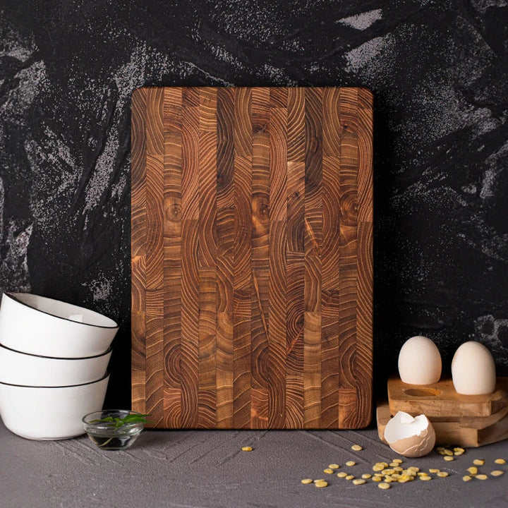 Holz-Schneidebrett mit Muster, stapelbare weiße Schalen, Eier, Küchenzubehör, rustikales Design