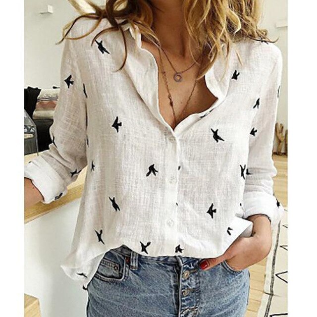 Weiße Leinenbluse mit schwarzen Vogelmotiven, Damenmode, lässig, langärmlig, Knopfleiste.