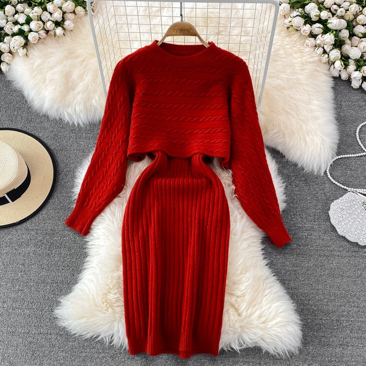 Rotes Strickkleid-Set aus Wolle, langärmelig, elegant, auf weißem Fellteppich.
