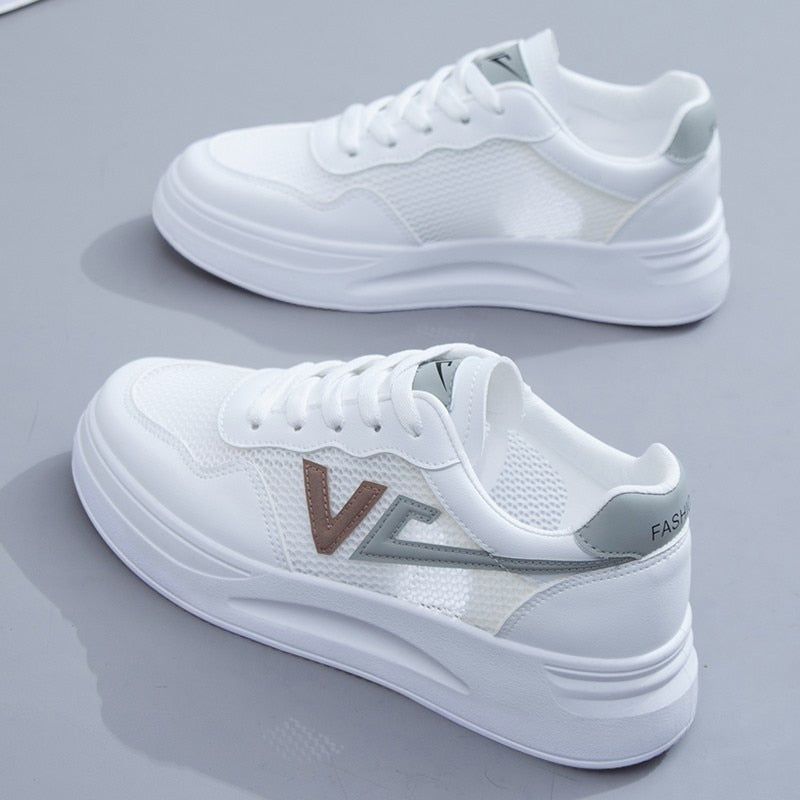 Weiße Sneaker mit grauen Details, atmungsaktives Mesh, modisches Design, Herrenschuhe.