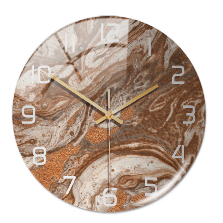 Runde Wanduhr mit Marmor-Design, braun-weiß, goldene Zeiger, modernes Dekor.