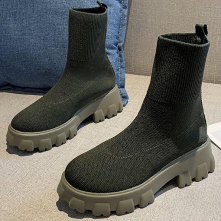 Dunkelgrüne Strickstiefel mit dicker Sohle, modische Damenstiefel, bequem und stilvoll.
