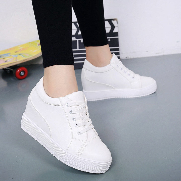 Weiße Damen-Sneaker, Plateau, Leder, modisch, bequem, Freizeit, Schuhe, sportlich.